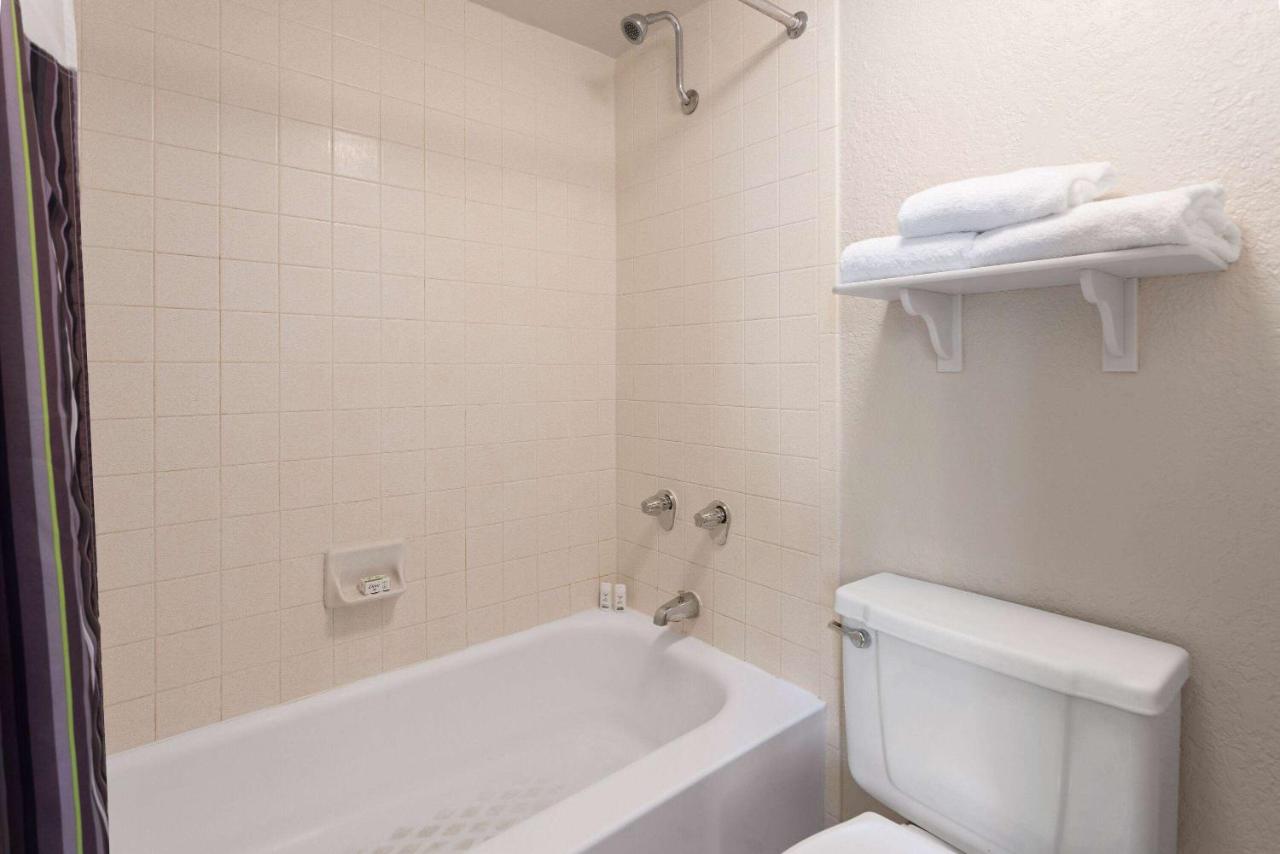 | La Quinta Inn by Wyndham Pittsburgh Airport