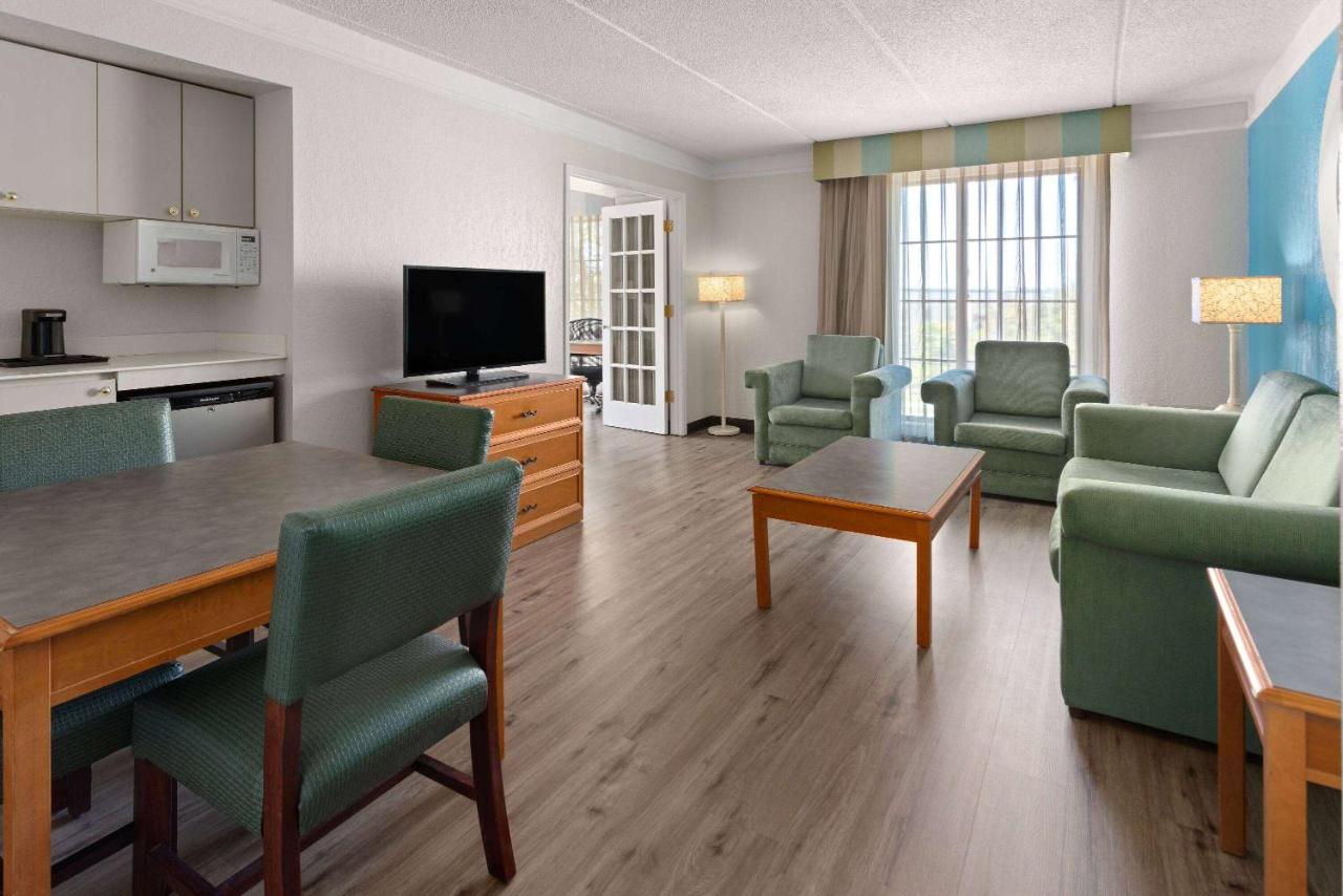 | La Quinta Inn by Wyndham Pittsburgh Airport