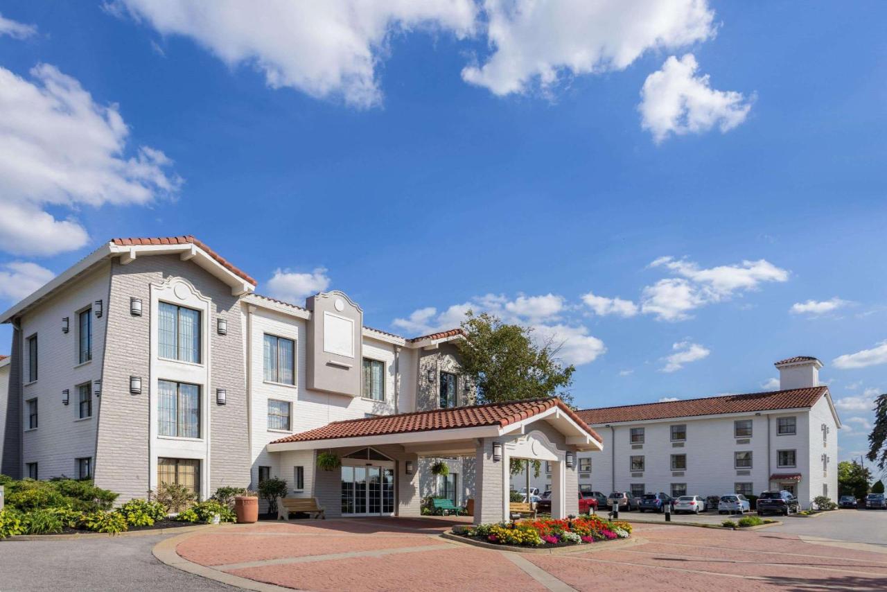 | La Quinta Inn by Wyndham Pittsburgh Airport