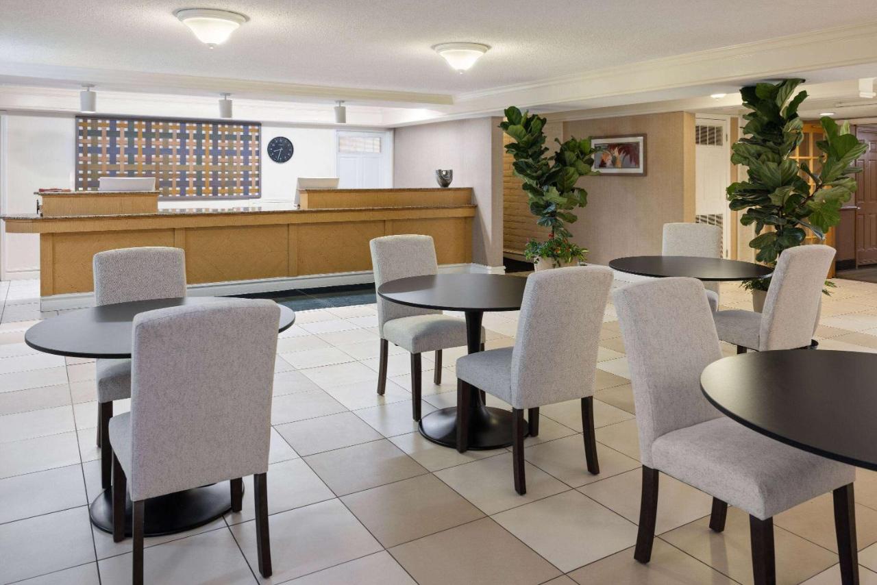 | La Quinta Inn by Wyndham Pittsburgh Airport