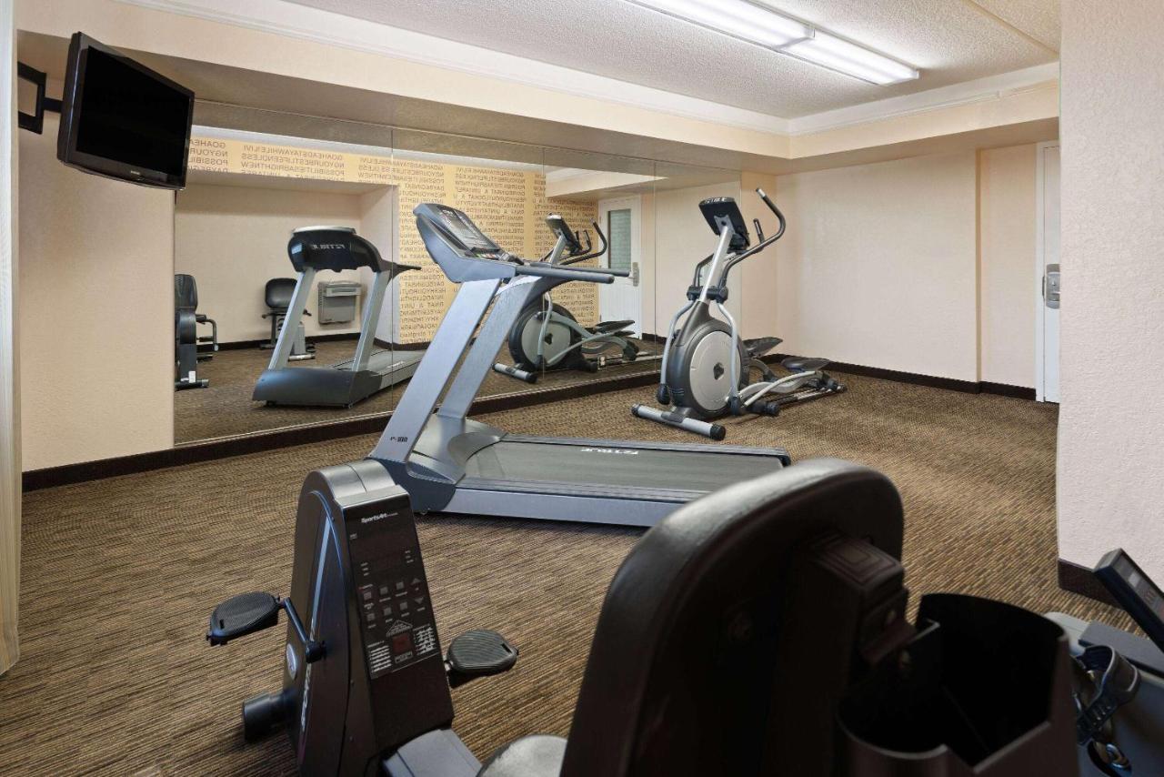 | La Quinta Inn by Wyndham Pittsburgh Airport