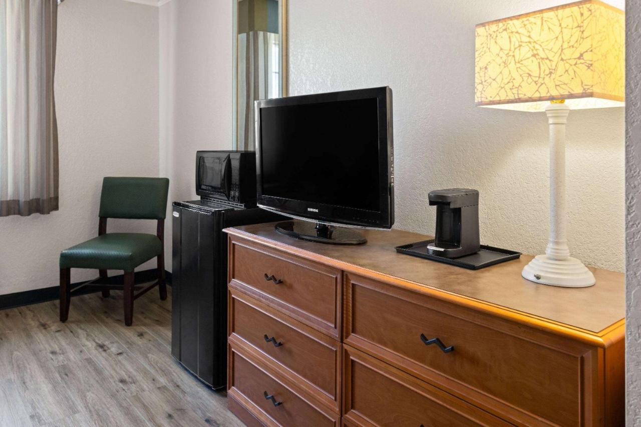 | La Quinta Inn by Wyndham Pittsburgh Airport