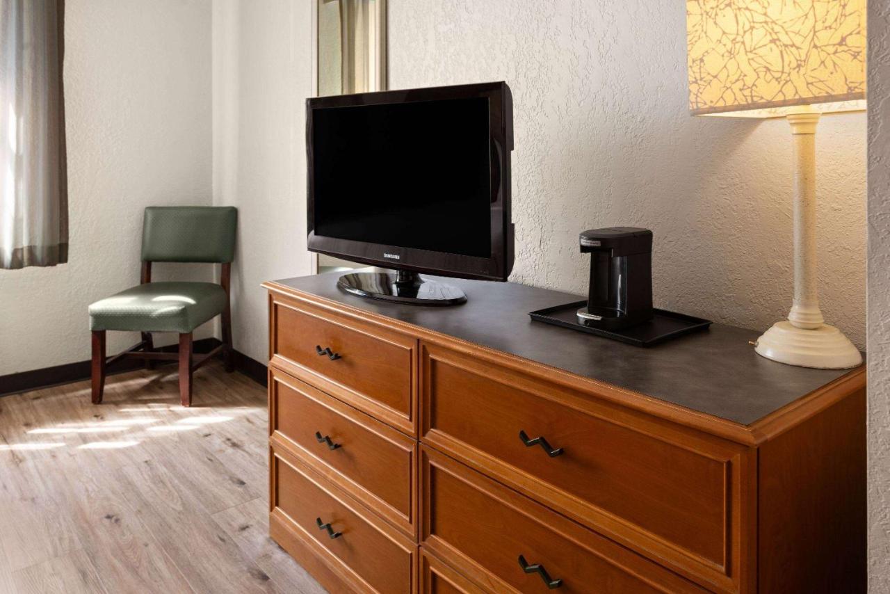 | La Quinta Inn by Wyndham Pittsburgh Airport