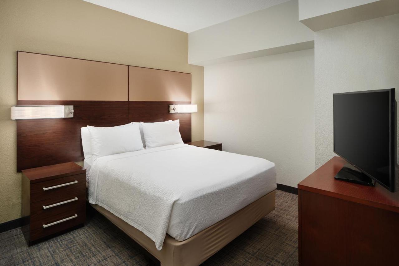 Queen Studio with Sofa Bed at Residence Inn® by Marriott® Fort Lauderdale City of Plantation