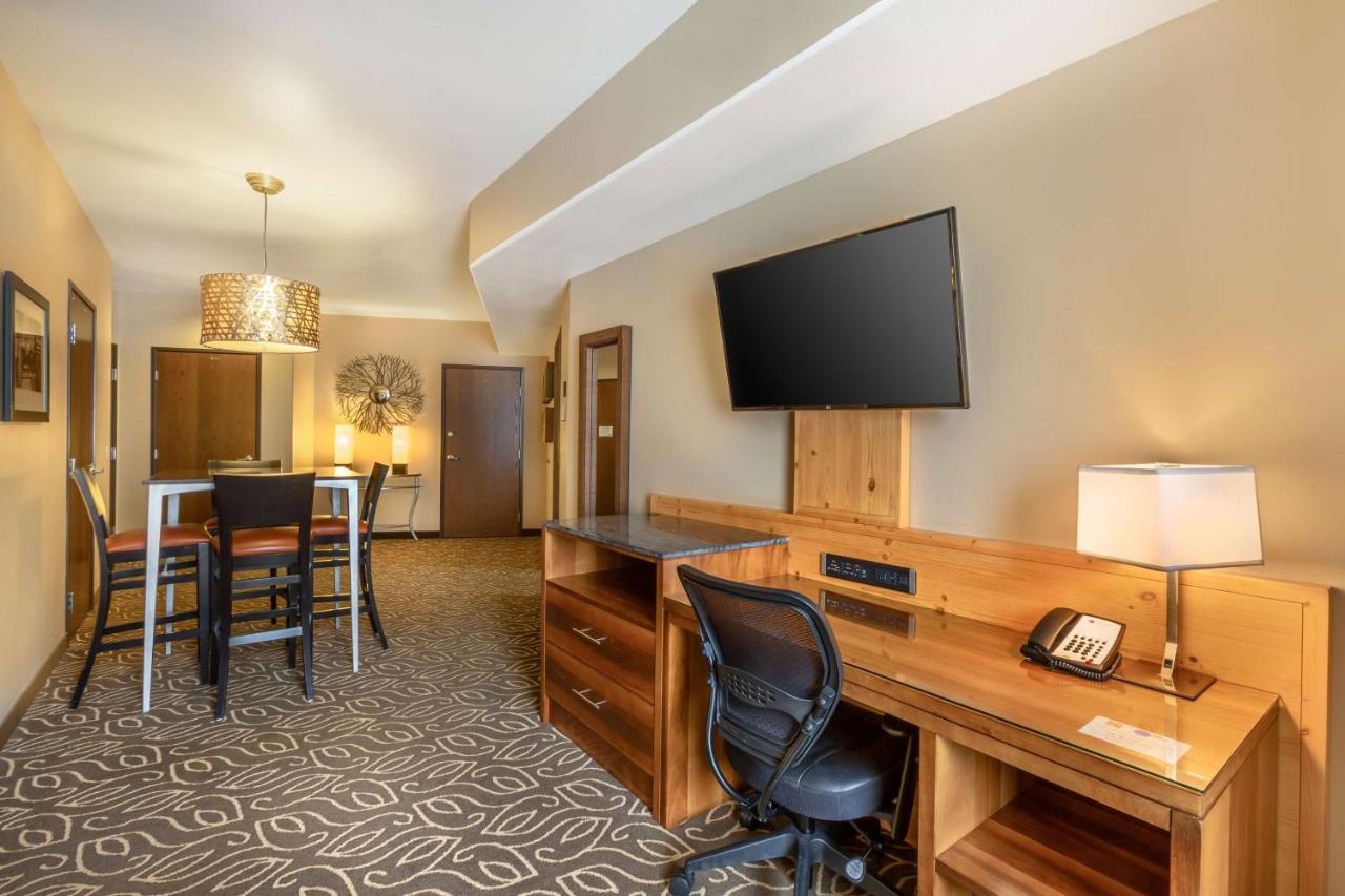 Queen Suite with Balcony at Best Western Premier Ivy Inn & Suites