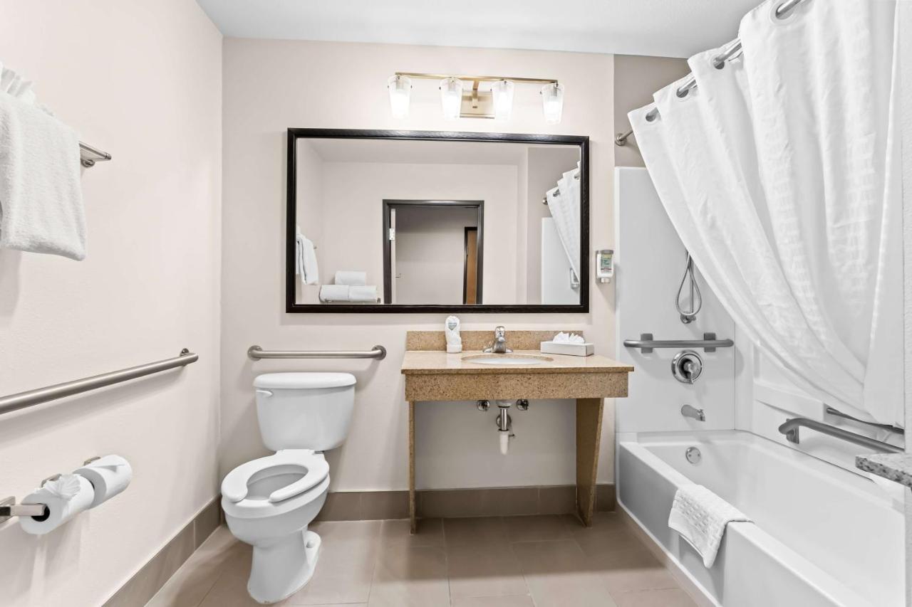 King Room with Bath Tub - Disability Access Room at Best Western Moriarty Heritage Inn