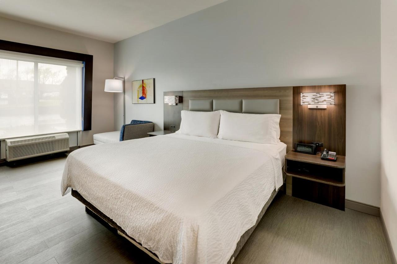 King Room - Hearing Accessible - Roll-in Shower at Holiday Inn Express & Suites Richmond by IHG