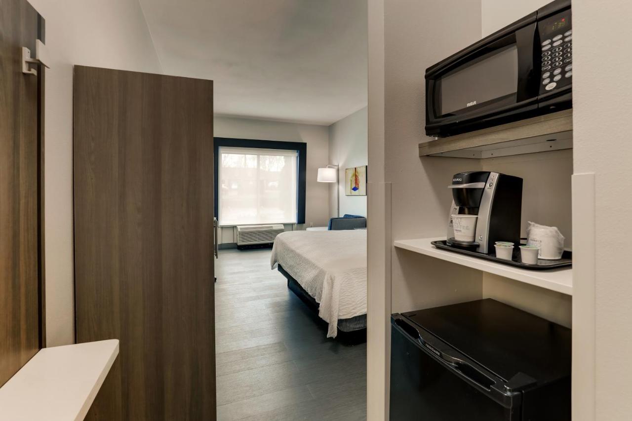 King Room - Hearing Accessible - Non-Smoking at Holiday Inn Express & Suites Richmond by IHG