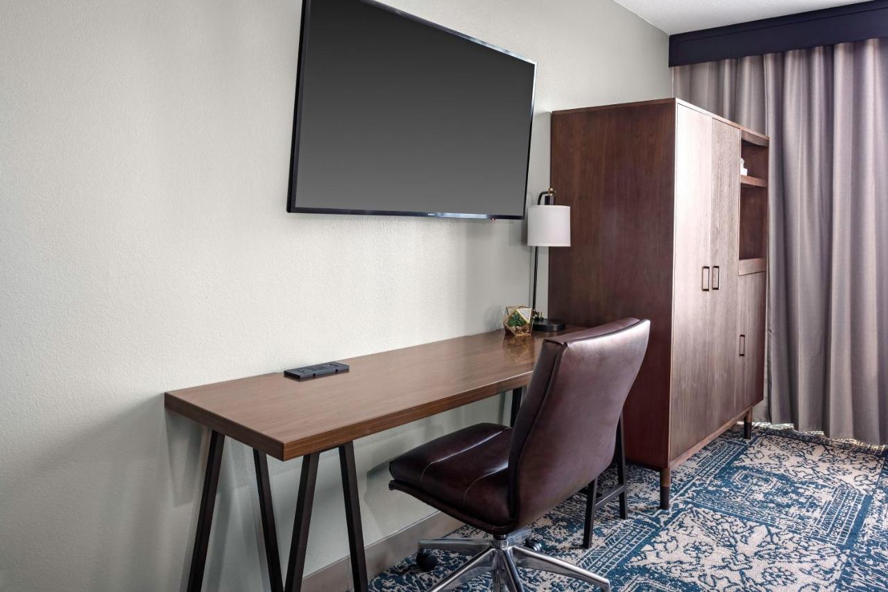 Guest room - King Bed at Four Points by Sheraton Memphis East