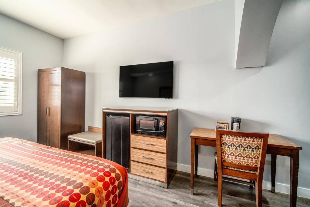 King Suite - Non-Smoking at Rodeway Inn & Suites Pasadena