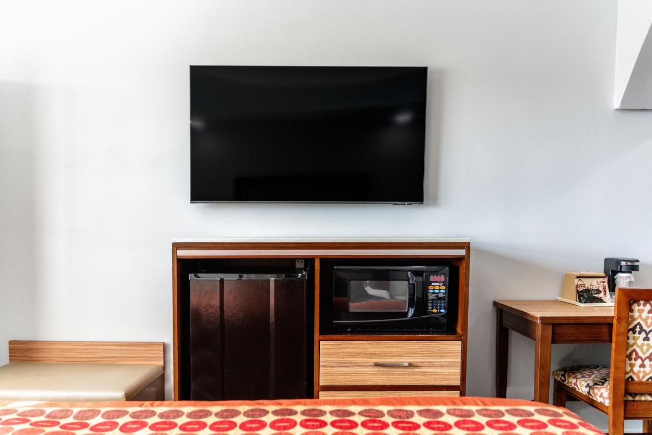 King Suite - Non-Smoking at Rodeway Inn & Suites Pasadena
