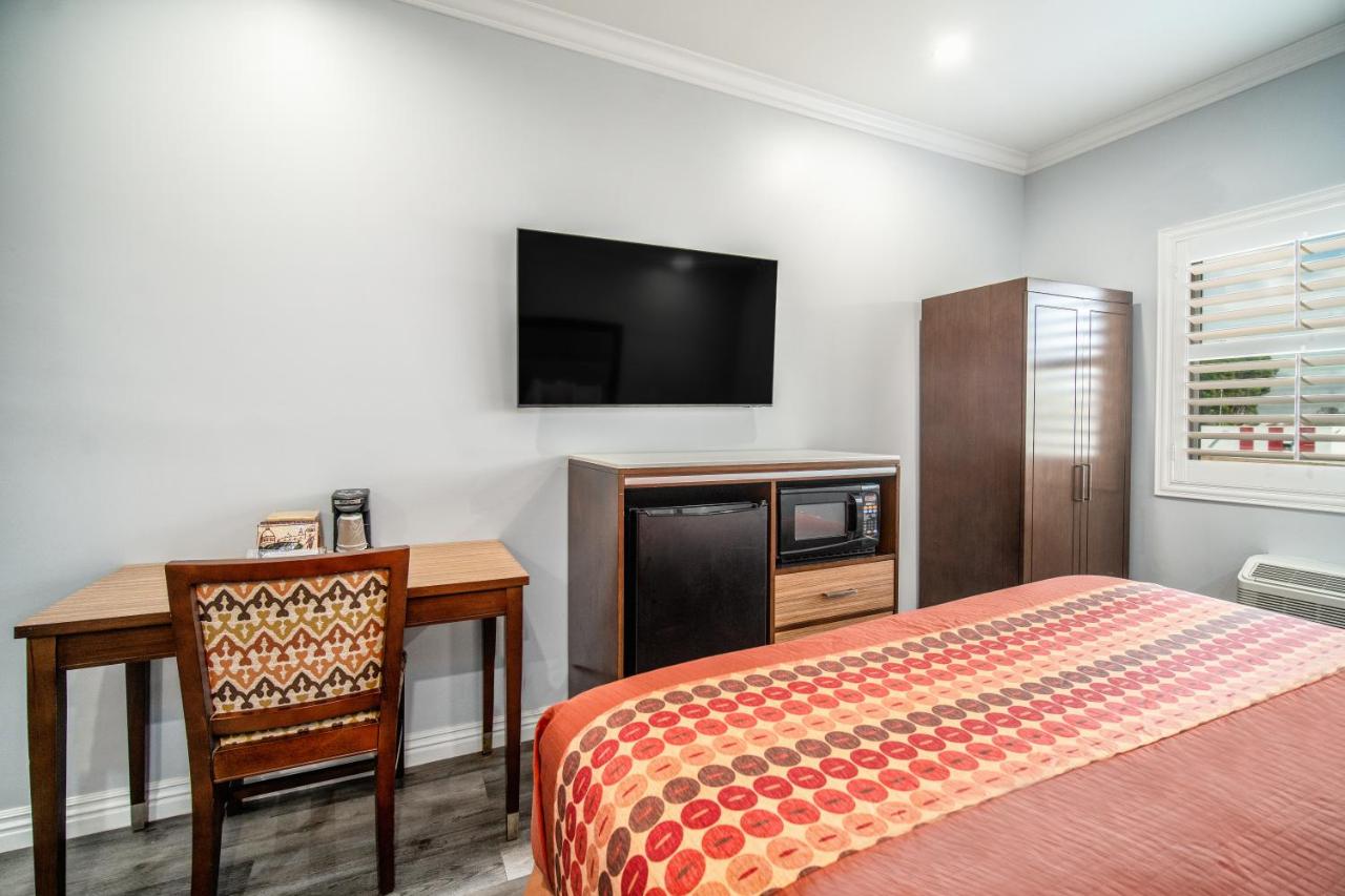 King Room - Non-Smoking at Rodeway Inn & Suites Pasadena