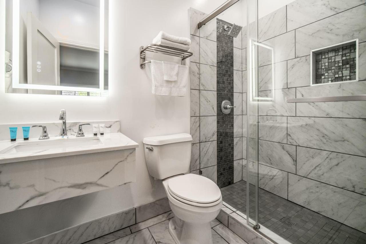 Queen Room - Non-Smoking at Rodeway Inn & Suites Pasadena