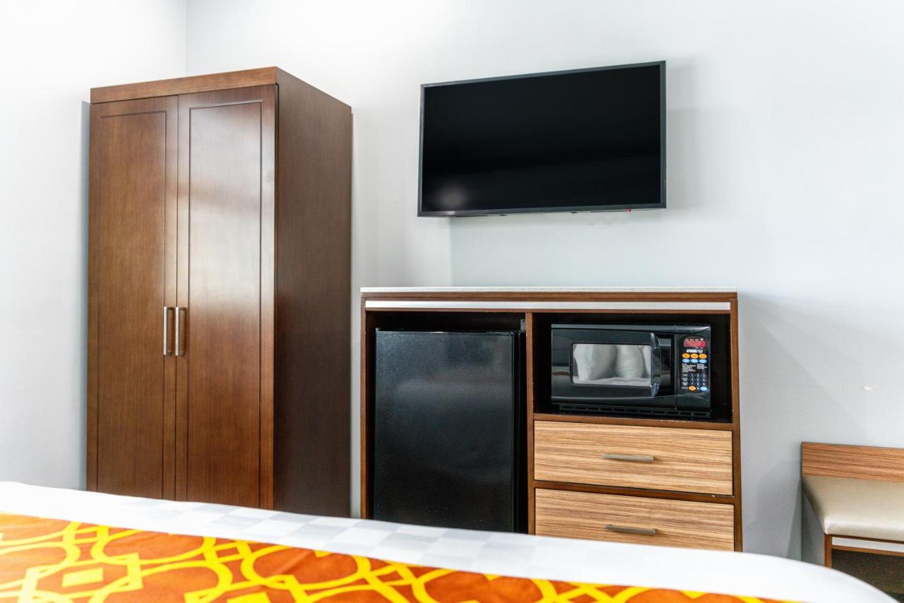 Queen Room - Non-Smoking at Rodeway Inn & Suites Pasadena