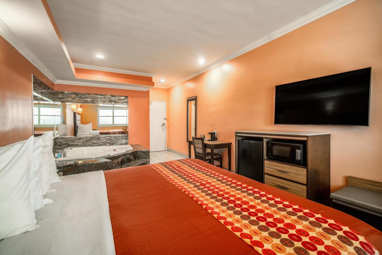 King Room with Hot Tub - Non-Smoking at Rodeway Inn & Suites Pasadena