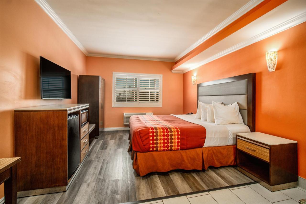 King Room with Hot Tub - Non-Smoking at Rodeway Inn & Suites Pasadena