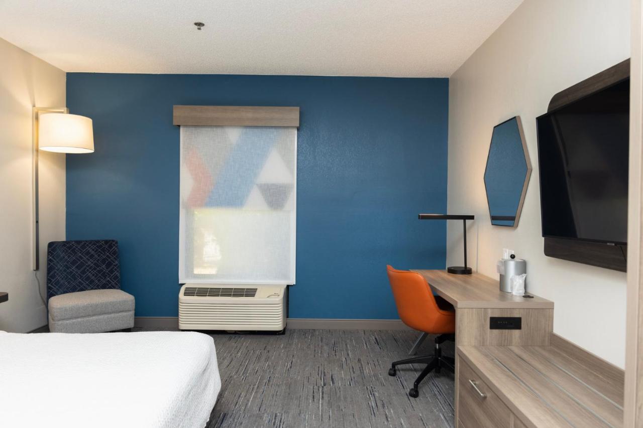 King Room Hearing Accessible - Non-Smoking at Holiday Inn Express Hotel and Suites Marysville by IHG