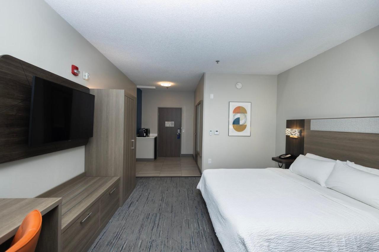 King Room Hearing Accessible - Non-Smoking at Holiday Inn Express Hotel and Suites Marysville by IHG