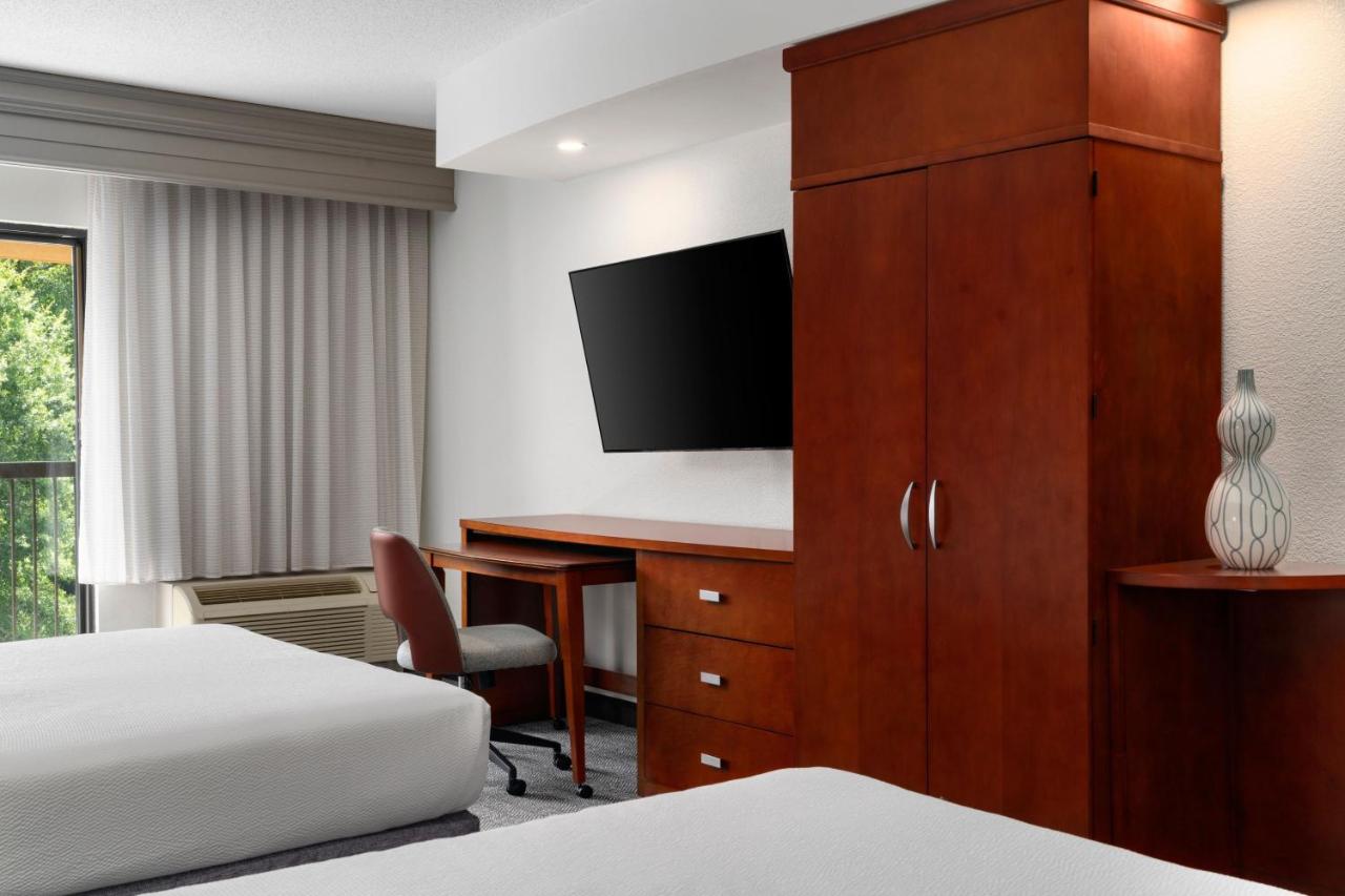Queen Room with Two Queen Beds at Courtyard by Marriott Richmond North