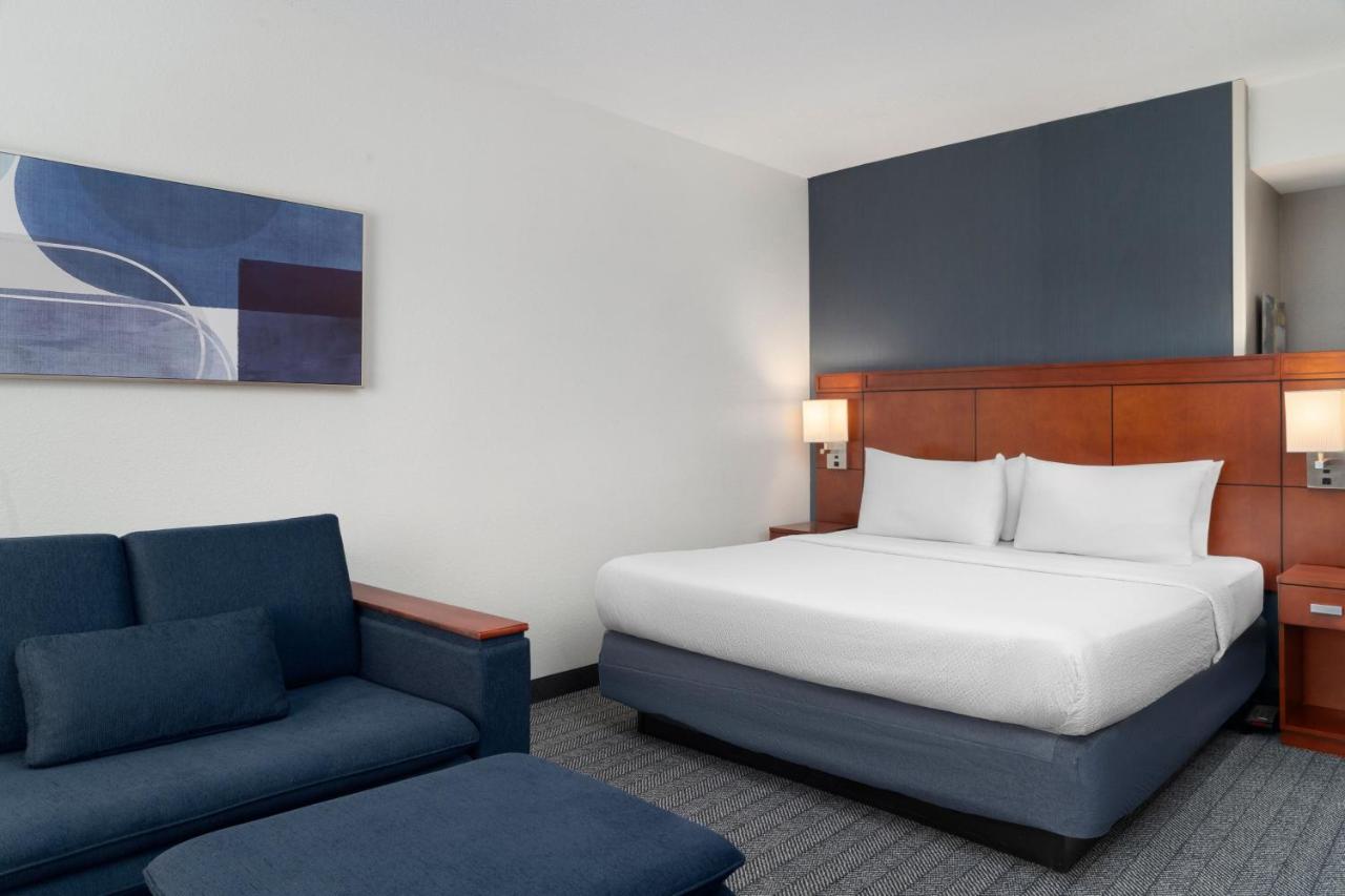 King Room with Sofa Bed at Courtyard by Marriott Richmond North