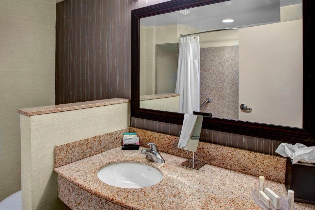 King Room with Sofa Bed at Courtyard by Marriott Richmond North