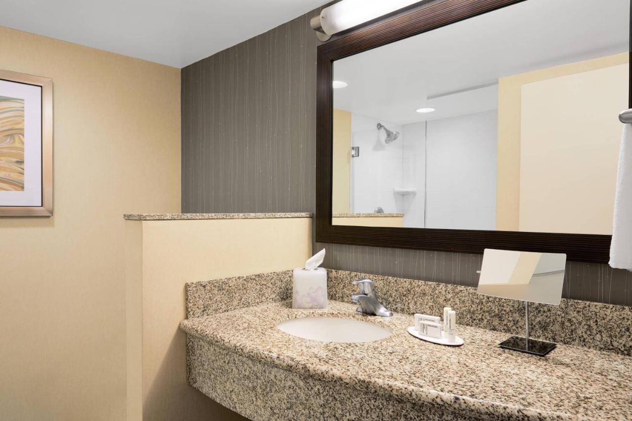 | Courtyard by Marriott Newark Downtown