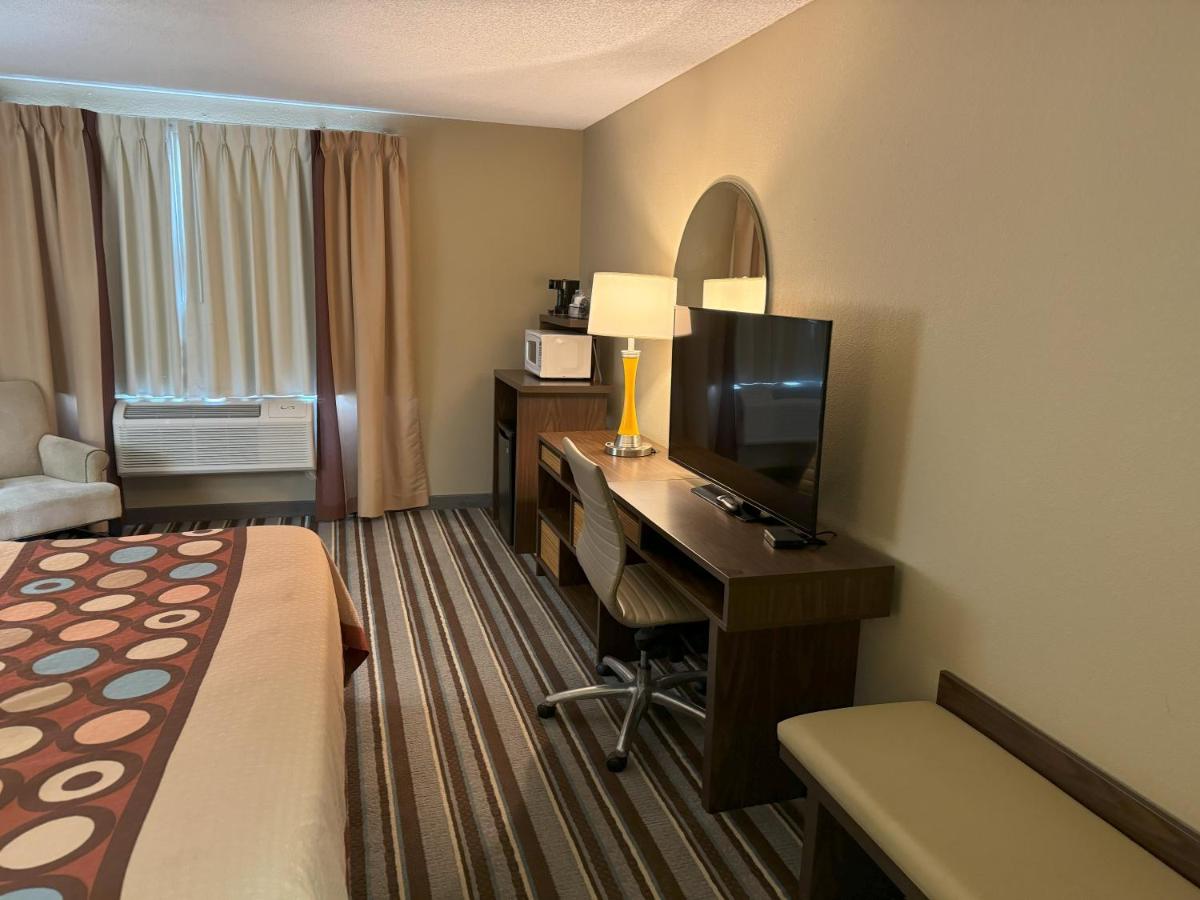| Super 8 by Wyndham Winfield-Quail Ridge Area