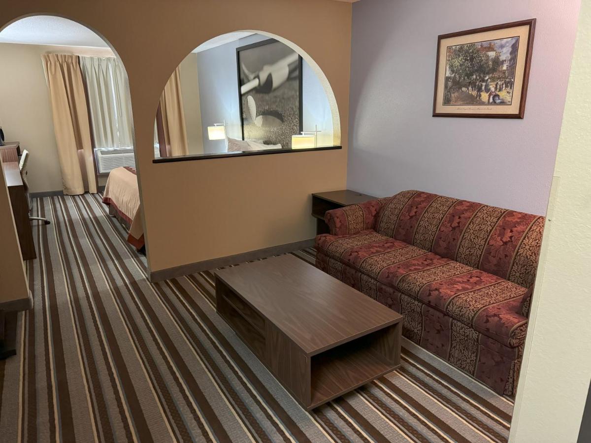 | Super 8 by Wyndham Winfield-Quail Ridge Area