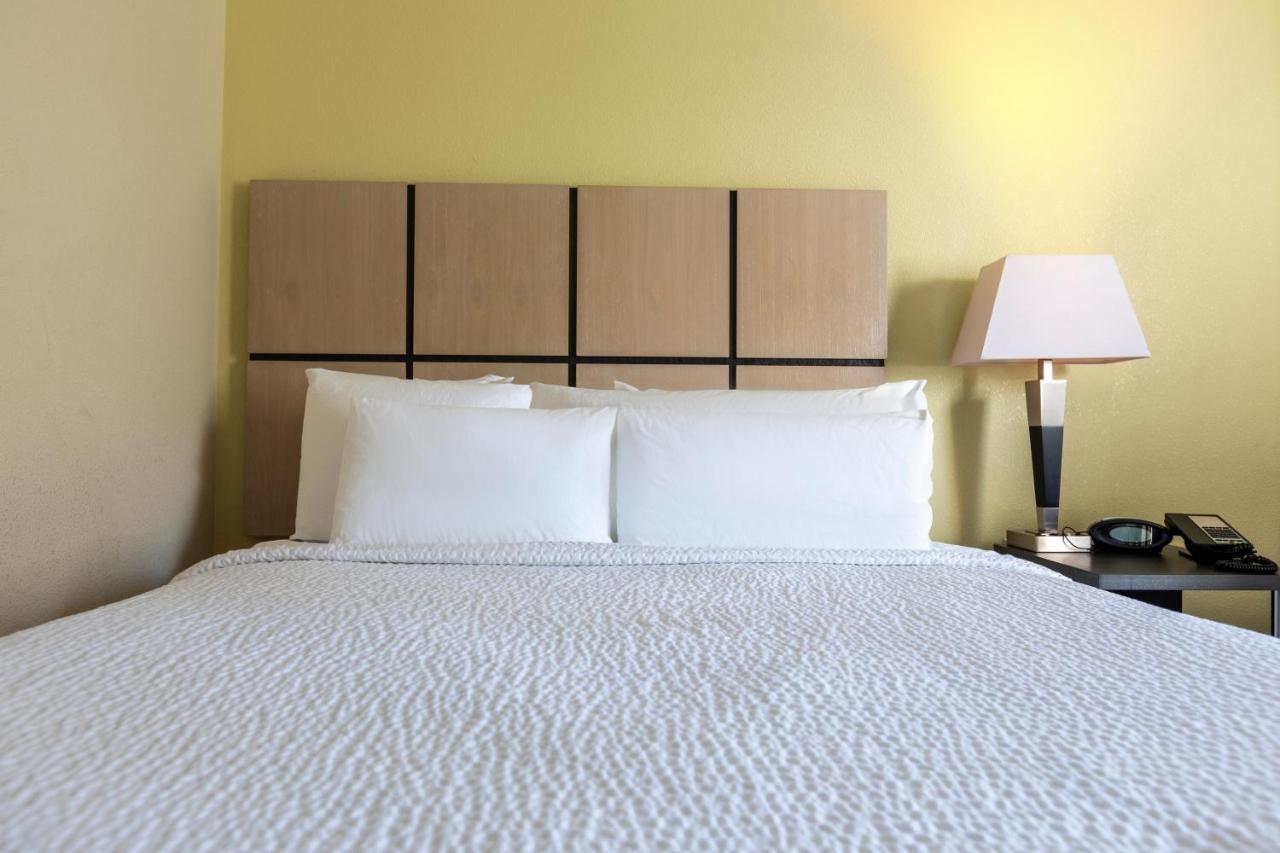 | Candlewood Suites Colonial Heights Fort Lee, an IHG Hotel
