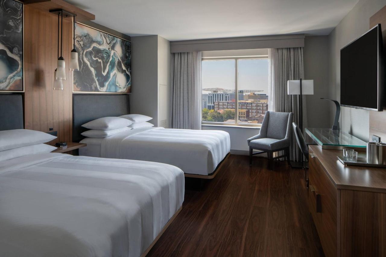 Guest room, 2 Queen, With view at New Orleans Marriott Warehouse Arts District