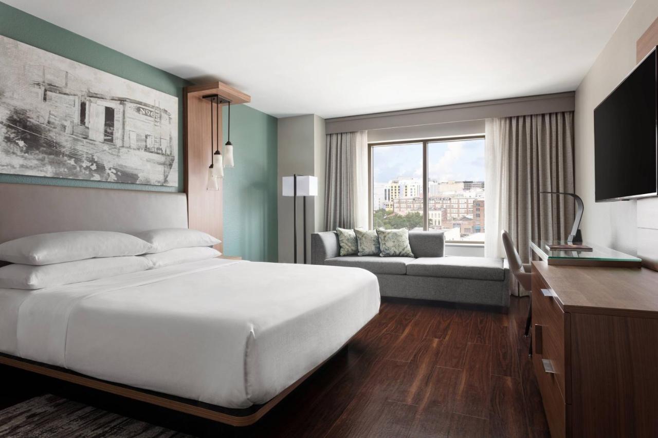 Guest room, 1 King, With view at New Orleans Marriott Warehouse Arts District