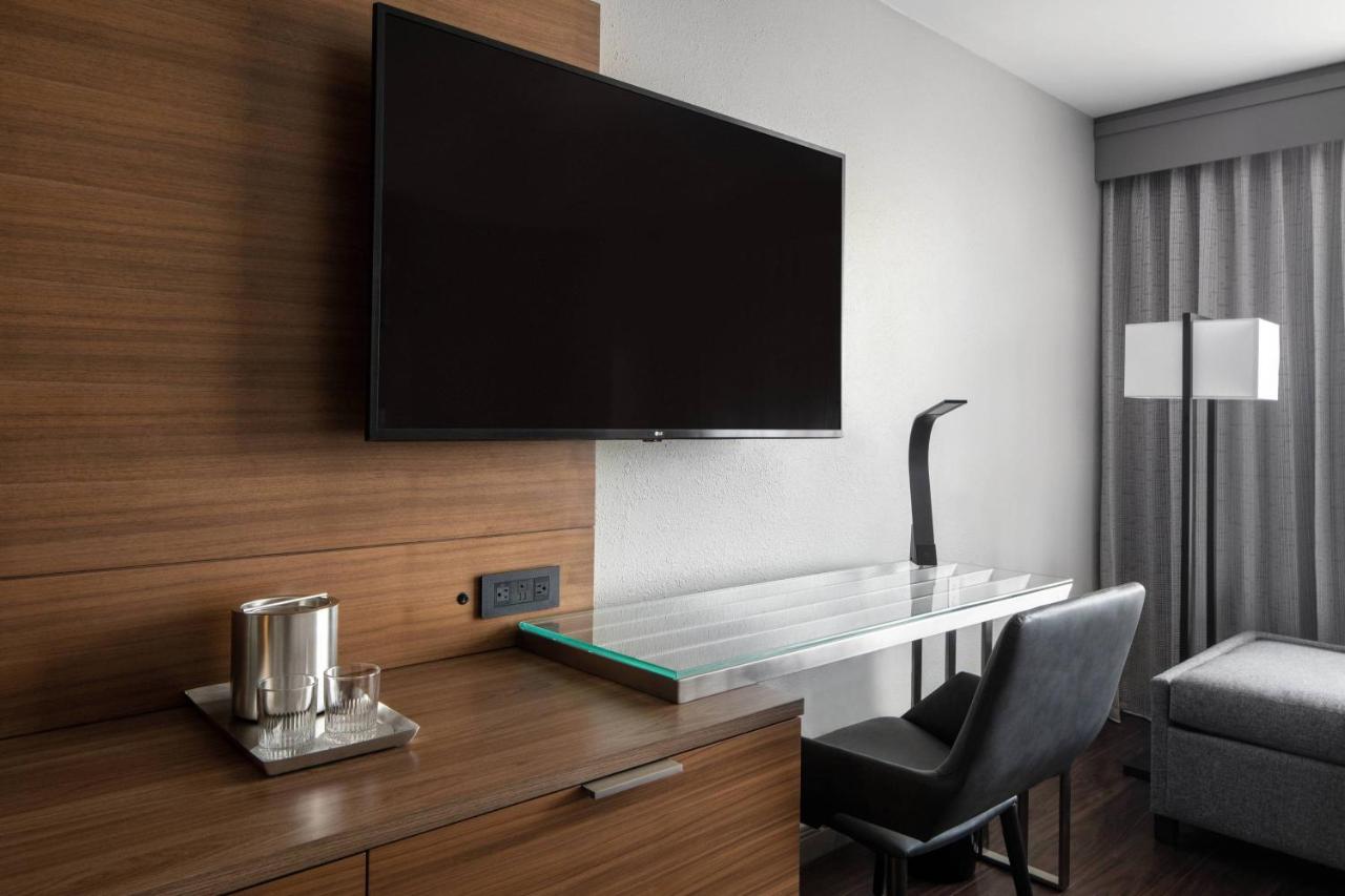 Junior Suite at New Orleans Marriott Warehouse Arts District
