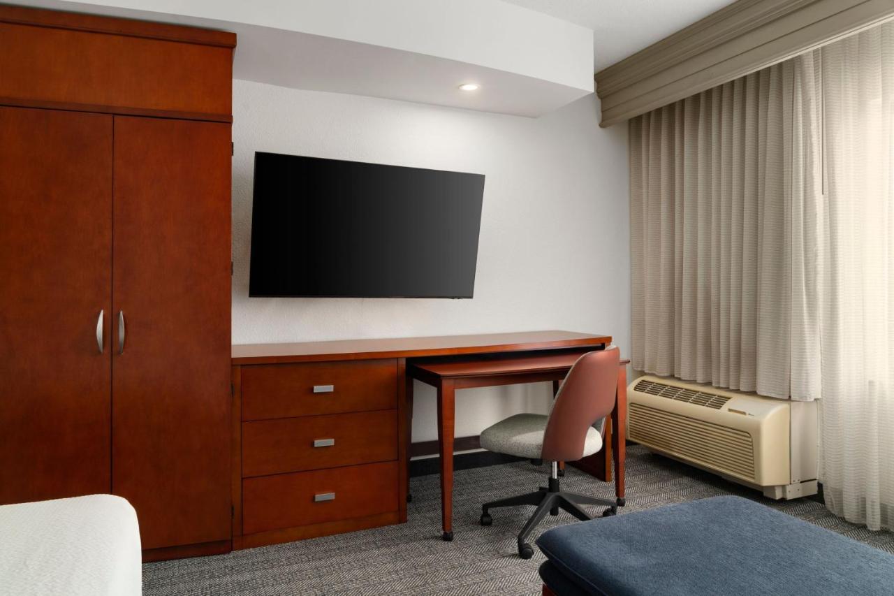 King Room with Sofa Bed at Courtyard by Marriott Richmond North