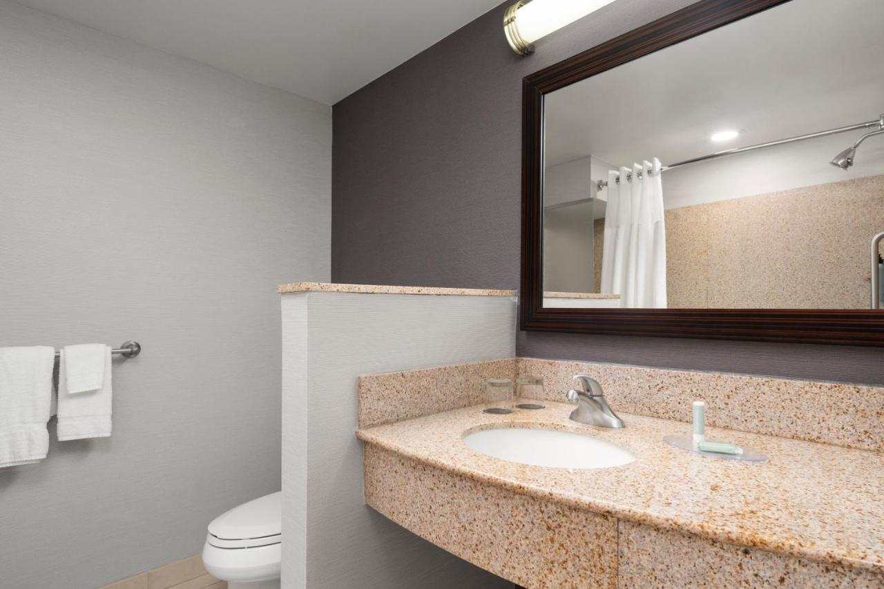 King Room with Sofa Bed at Courtyard by Marriott Richmond North
