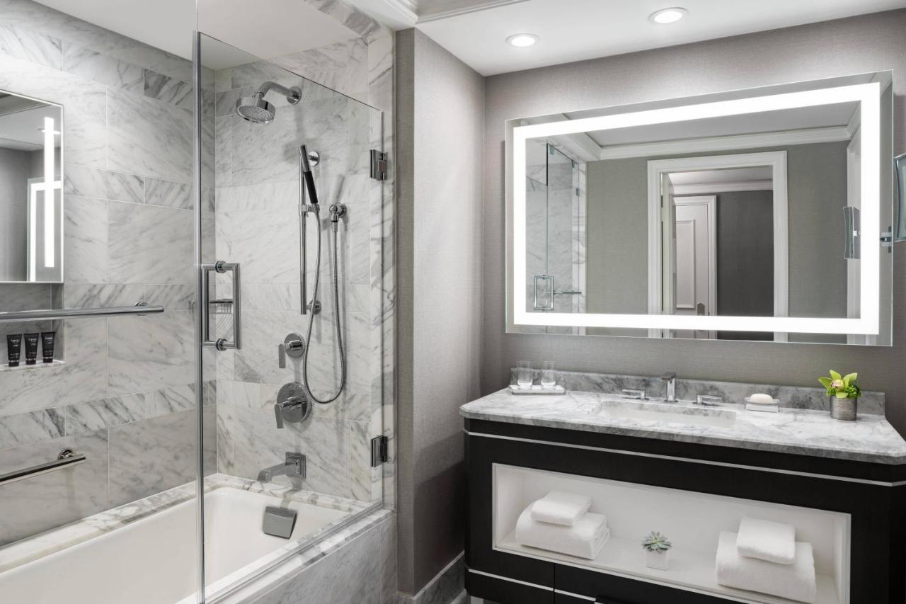 Club level, Guest room, Queen at The Ritz-Carlton, St. Louis