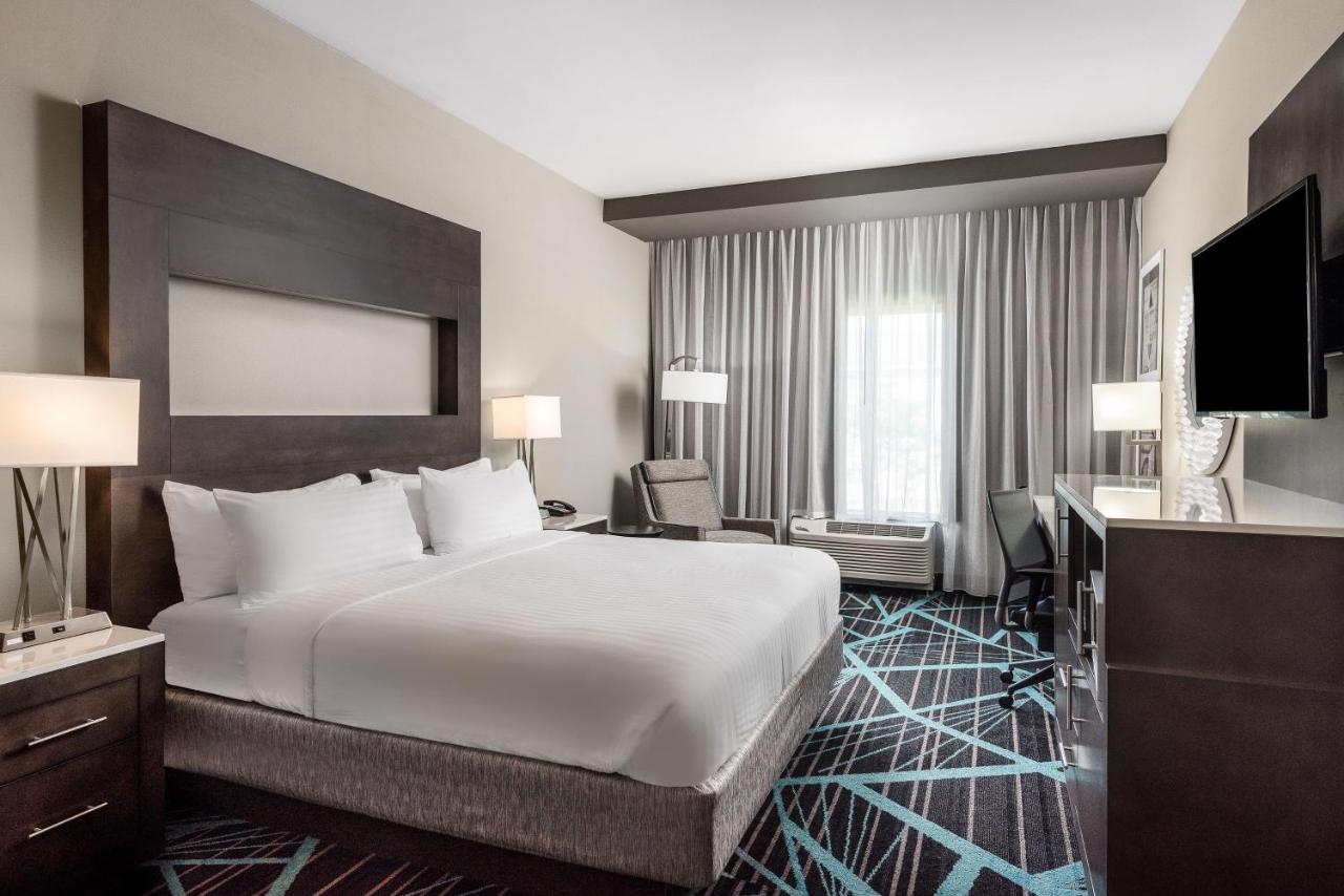 | Holiday Inn Express & Suites Charlotte Airport, an IHG Hotel
