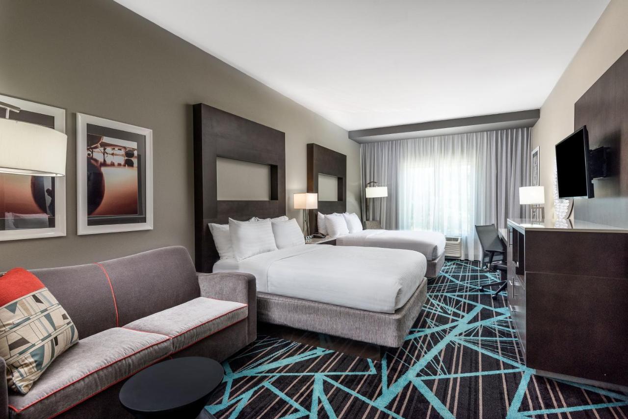 | Holiday Inn Express & Suites Charlotte Airport, an IHG Hotel