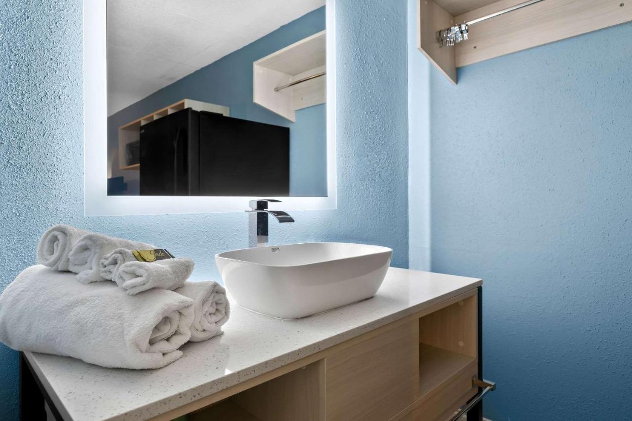  | Econolodge by Choice Hotels off I-95 exit 36