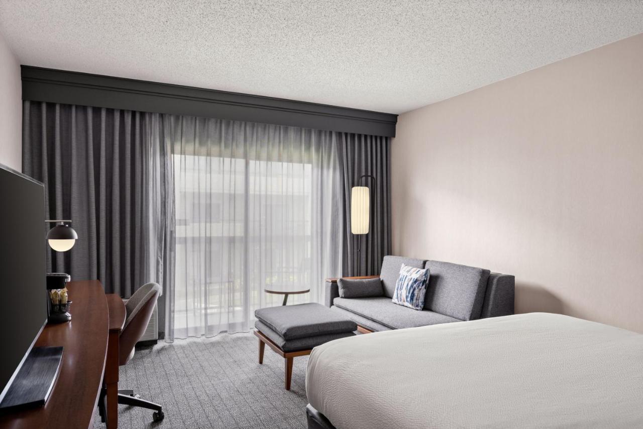 | Courtyard by Marriott Detroit Livonia
