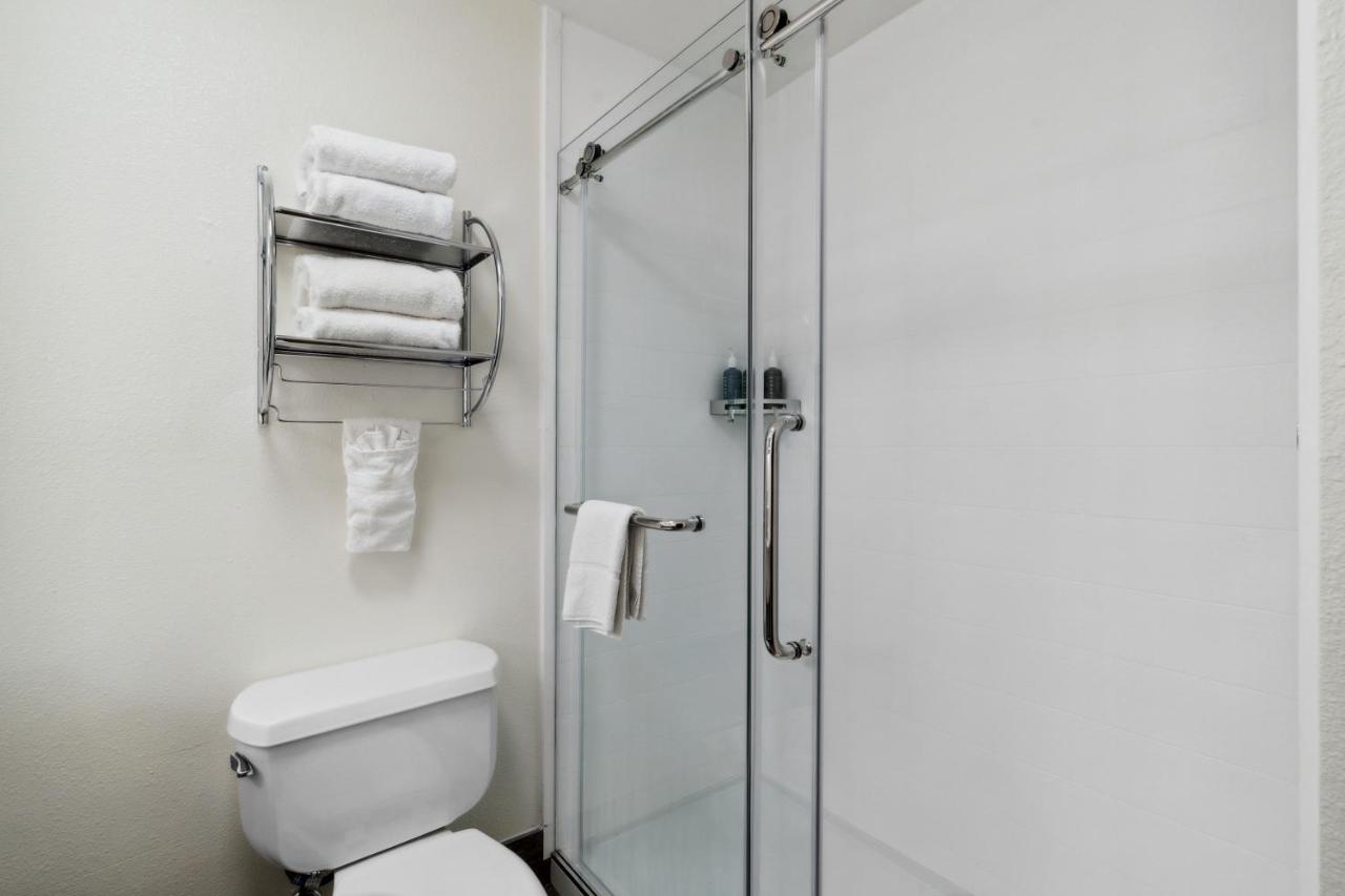 King Studio with Spa Bad at Sonesta Essential Vacaville - Napa Valley