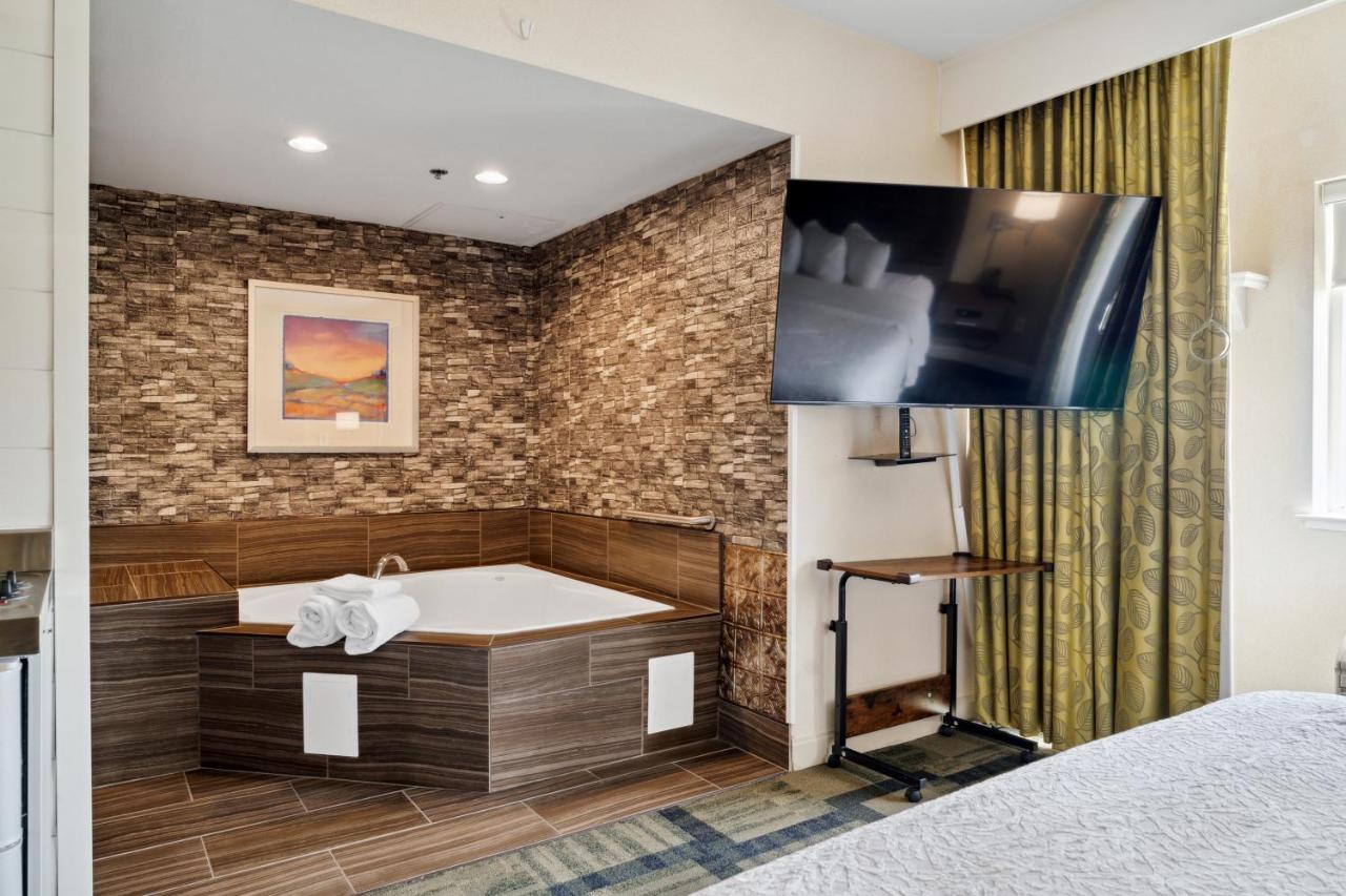 King Studio with Spa Bad at Sonesta Essential Vacaville - Napa Valley
