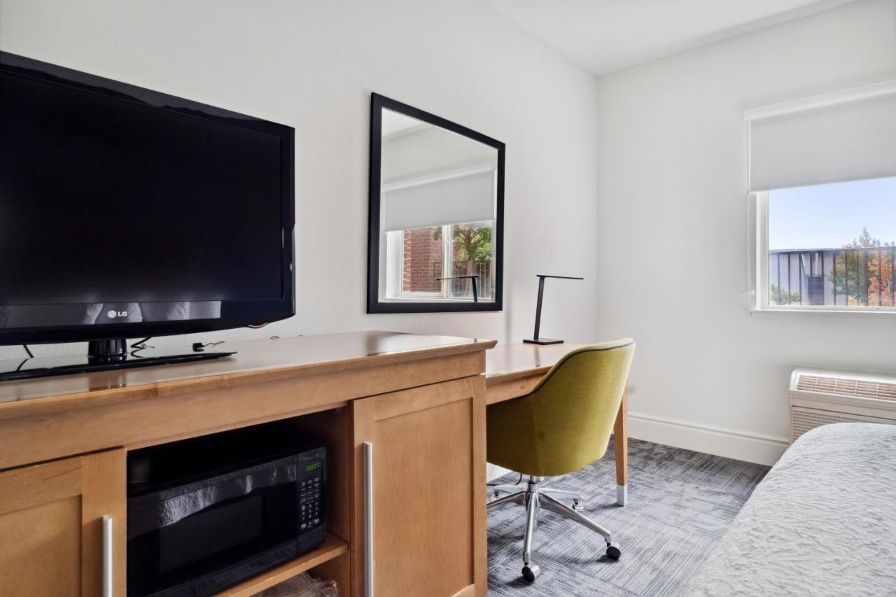 King Room - Disability Access/Non-Smoking at Sonesta Essential Vacaville - Napa Valley