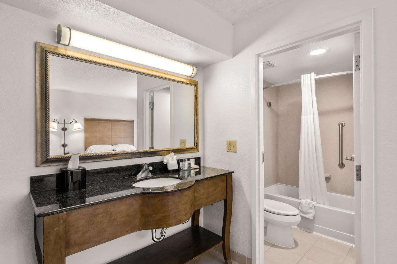 Double Room with Two Double Beds and Golf View - Non-Smoking at Hotel Alice At Atlantic Beach