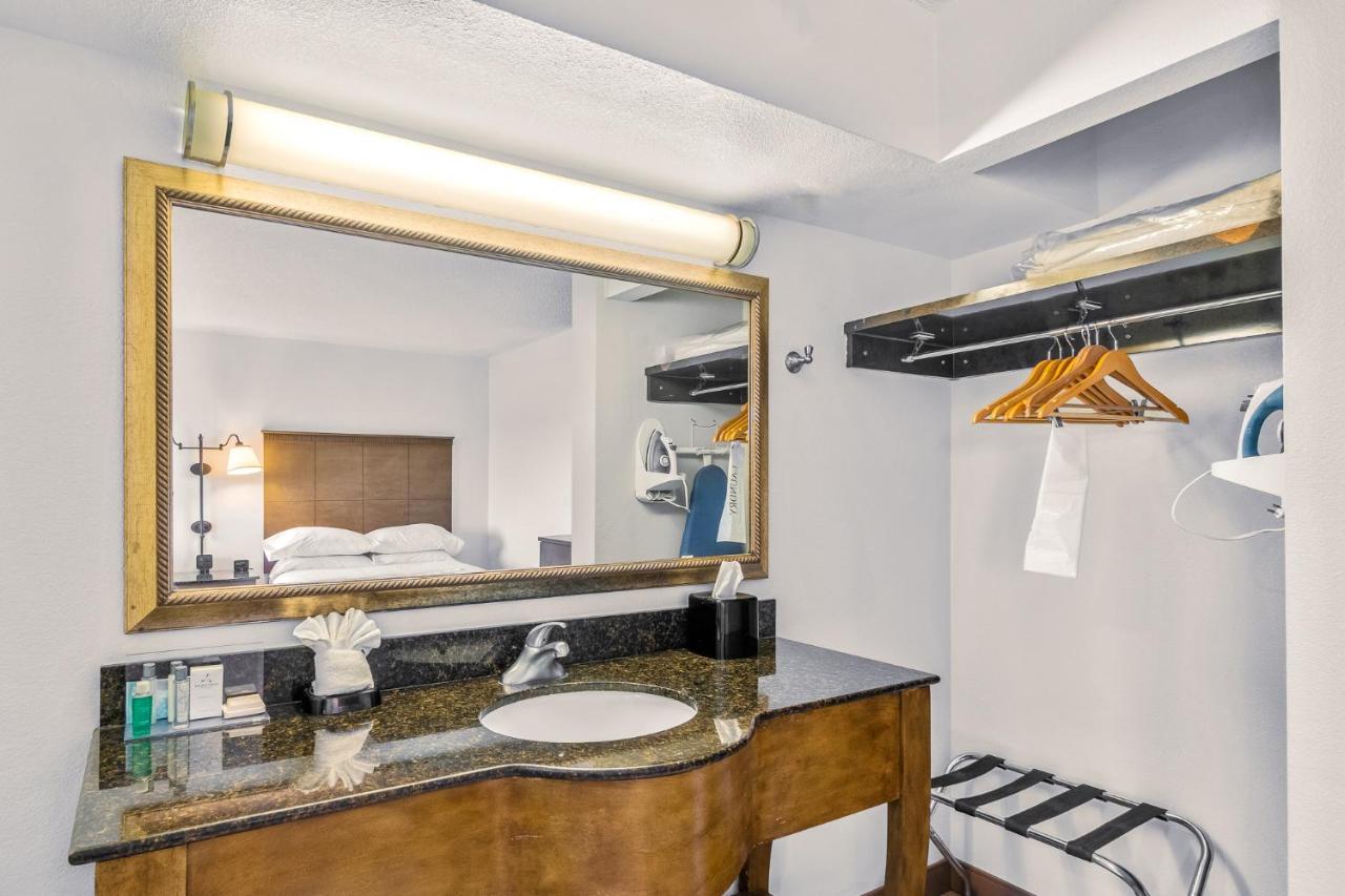 Double Room with Two Double Beds and Golf View - Non-Smoking at Hotel Alice At Atlantic Beach