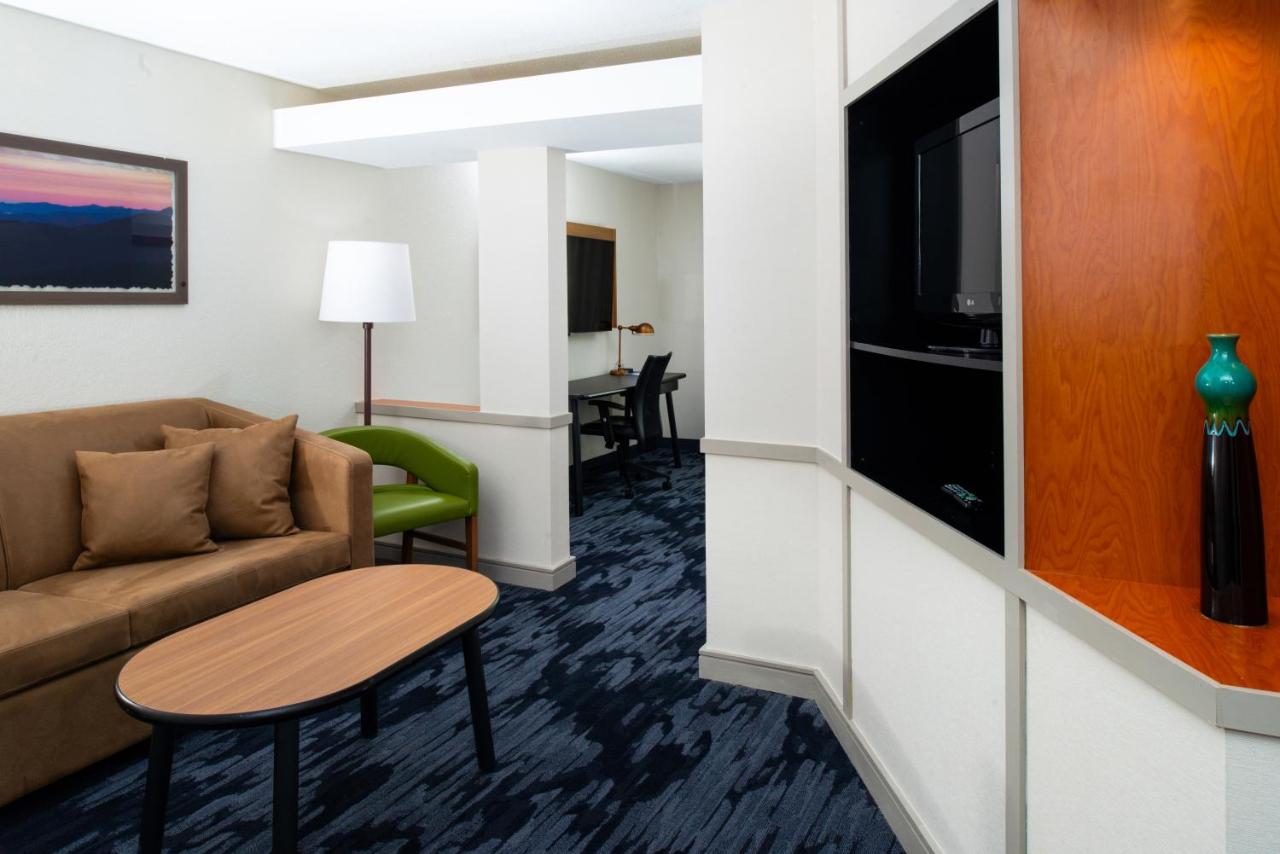 | Fairfield Inn & Suites Greensboro Wendover