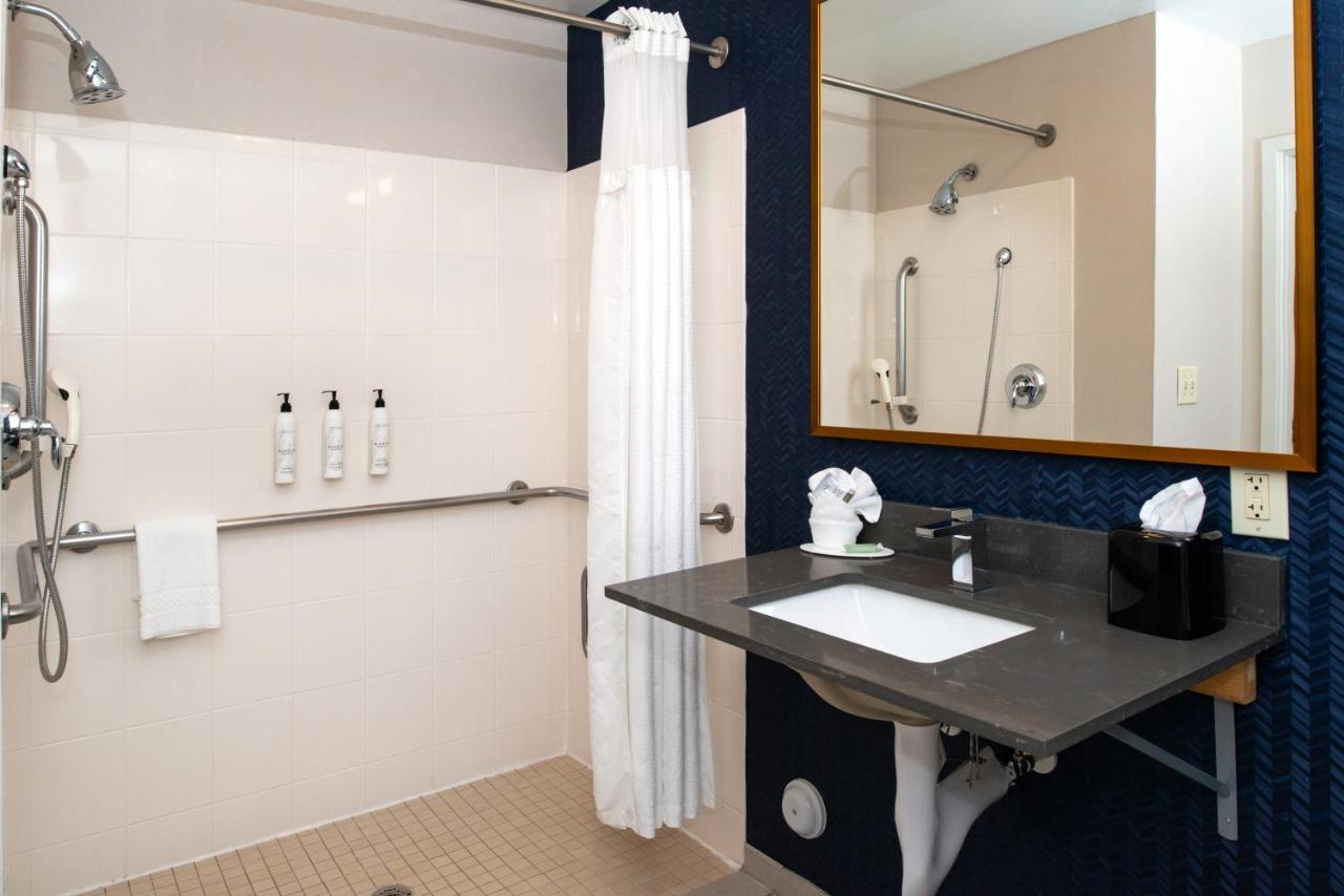 | Fairfield Inn & Suites Greensboro Wendover