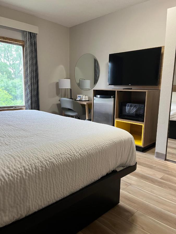 One-Bedroom King Suite - Non-Smoking at Days Inn by Wyndham Hutchinson