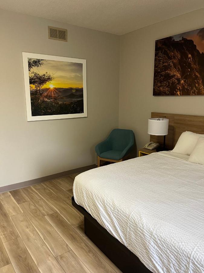 King Room - Non-Smoking at Days Inn by Wyndham Hutchinson