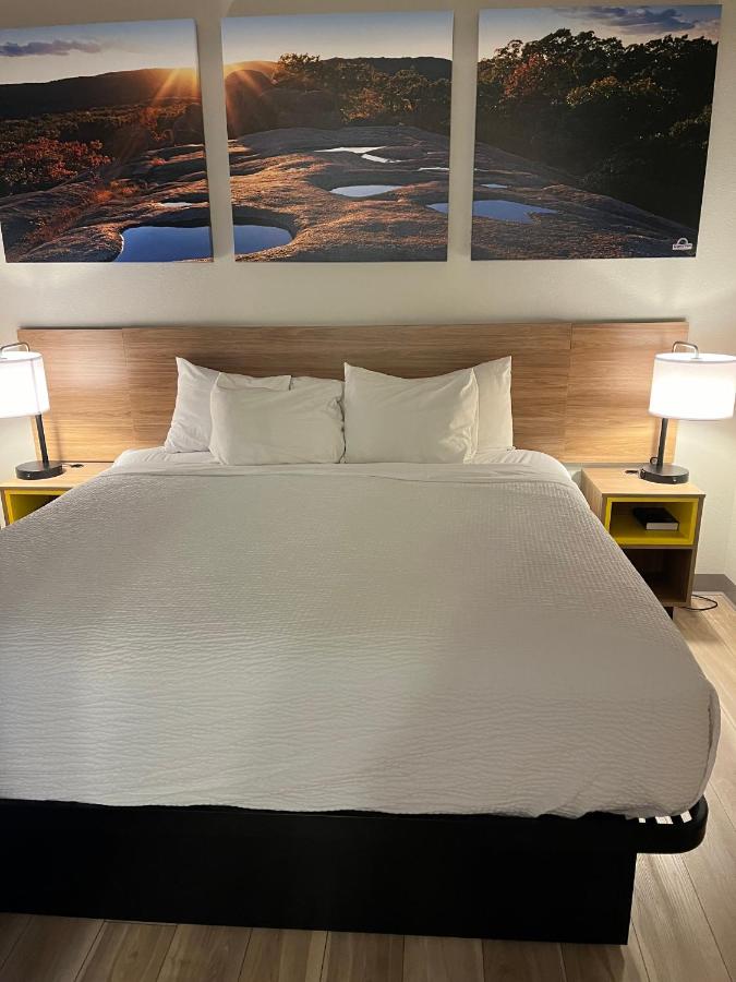 King Room - Non-Smoking at Days Inn by Wyndham Hutchinson