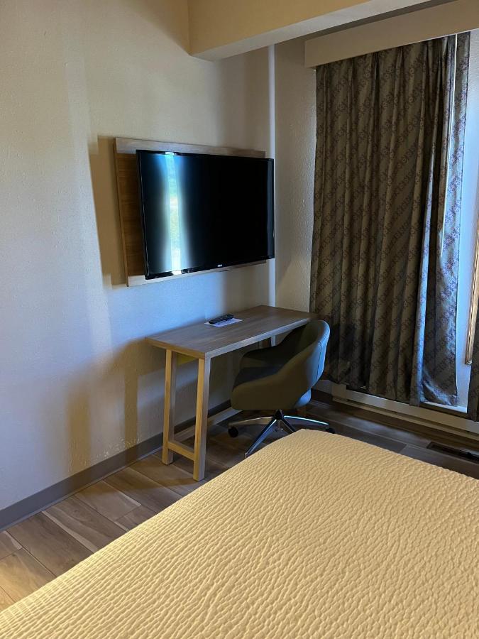 One-Bedroom King Suite - Non-Smoking at Days Inn by Wyndham Hutchinson